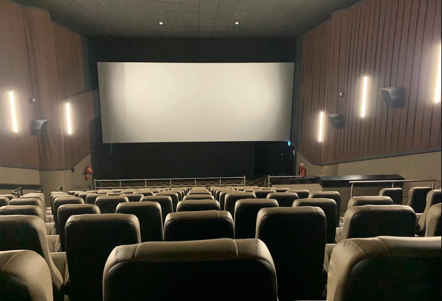 طقم تجهيزات مخصص لصالات السينما التجارية يشتمل على مساند يد ودرابزين سلامة للدرج شديد التحمل، ألواح عزل صوتي مصممة للجدران، ولوحات أرقام بوابات مضيئة مخصصة للقاعات. - صورة 2