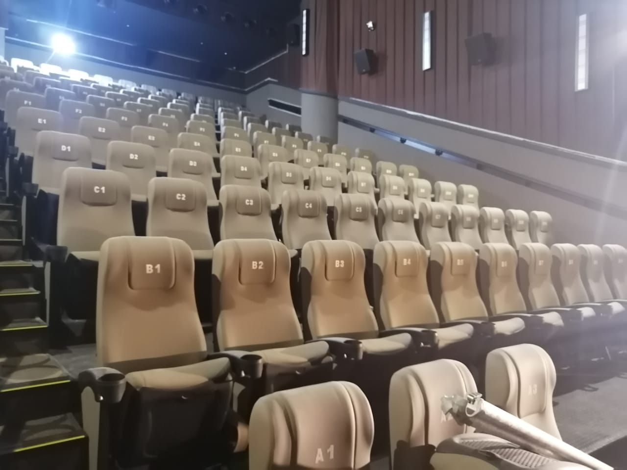 طقم تجهيزات مخصص لصالات السينما التجارية يشتمل على مساند يد ودرابزين سلامة للدرج شديد التحمل، ألواح عزل صوتي مصممة للجدران، ولوحات أرقام بوابات مضيئة مخصصة للقاعات. - صورة 4