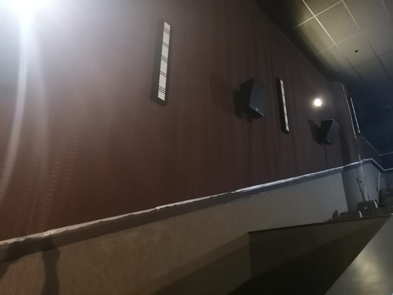 طقم تجهيزات مخصص لصالات السينما التجارية يشتمل على مساند يد ودرابزين سلامة للدرج شديد التحمل، ألواح عزل صوتي مصممة للجدران، ولوحات أرقام بوابات مضيئة مخصصة للقاعات. - صورة 5