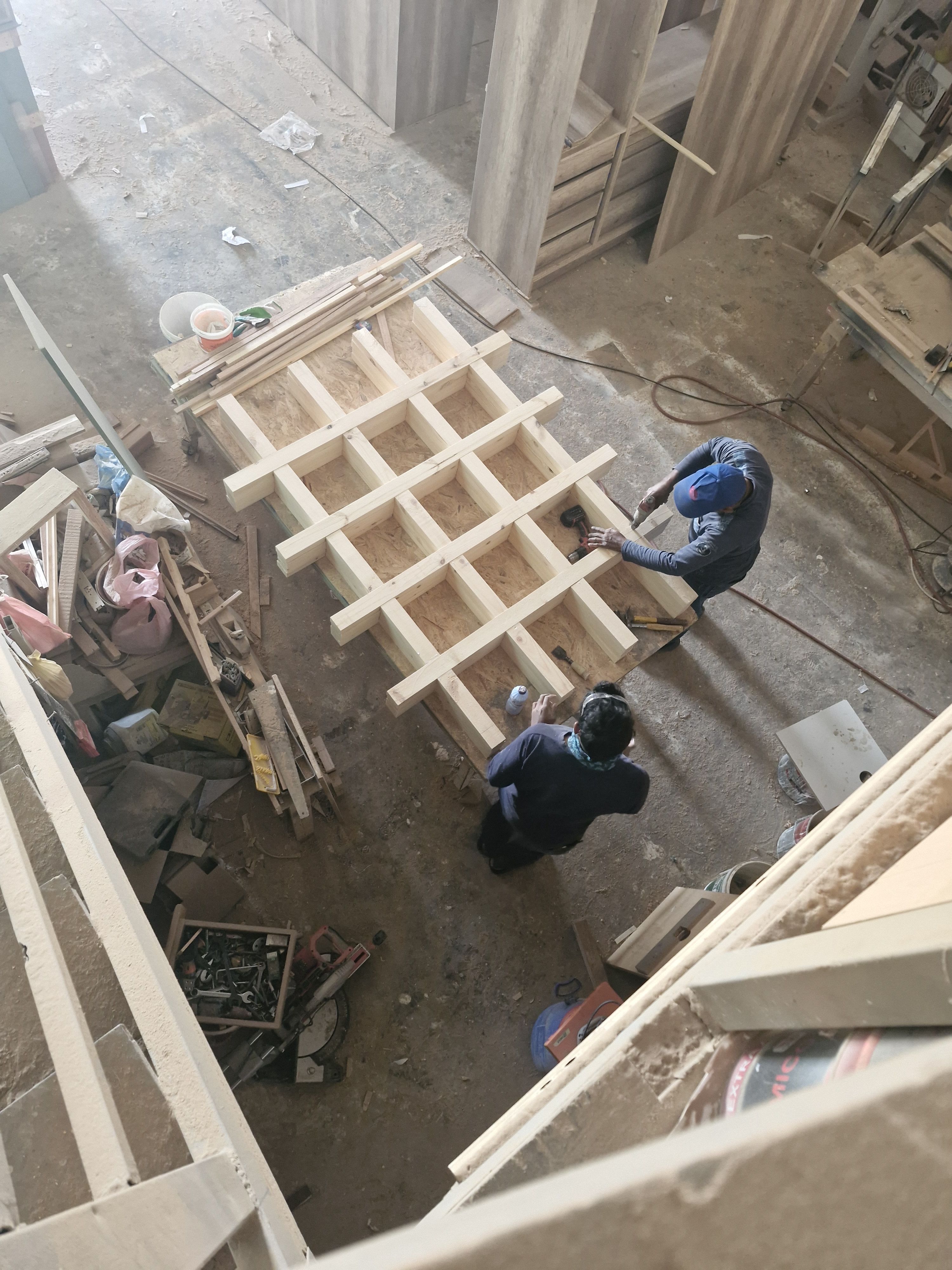 إطارات ألواح خشبية مزخرفة ومصنوعة يدوياً مصممة لتأطير وتزيين إضاءات السقف الغائرة. - صورة 5