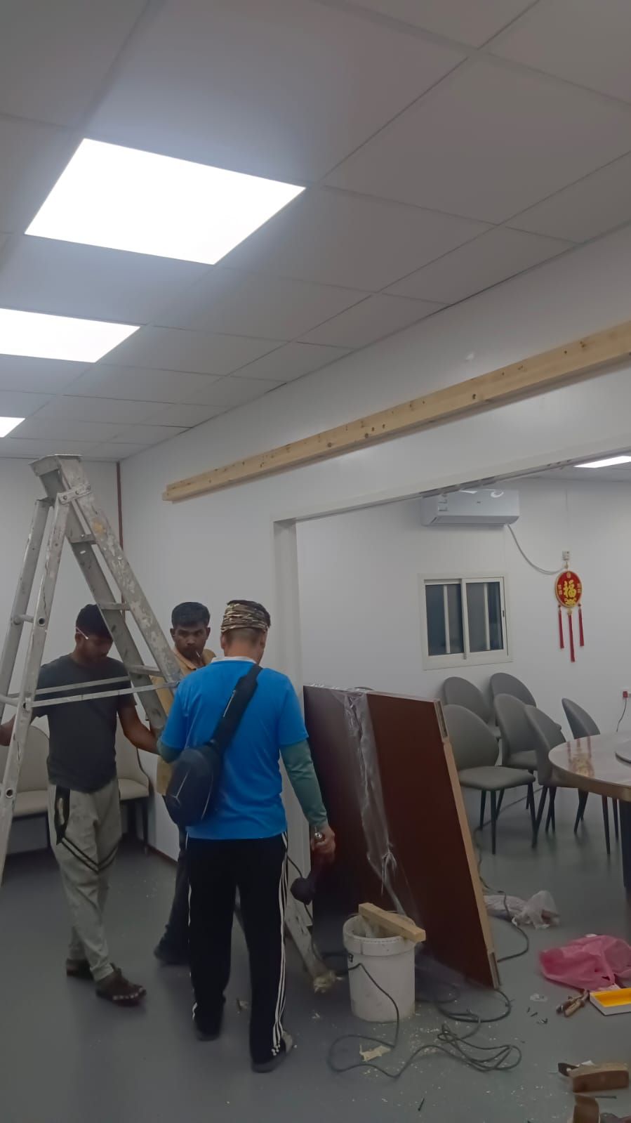 نظام أبواب سحابة مزدوجة داخلية مودرن مصنوعة من ألواح الخشب الطبيعي، مصممة لتنزلق بسلاسة على مسار حركة لتوفير المساحة. - صورة 2