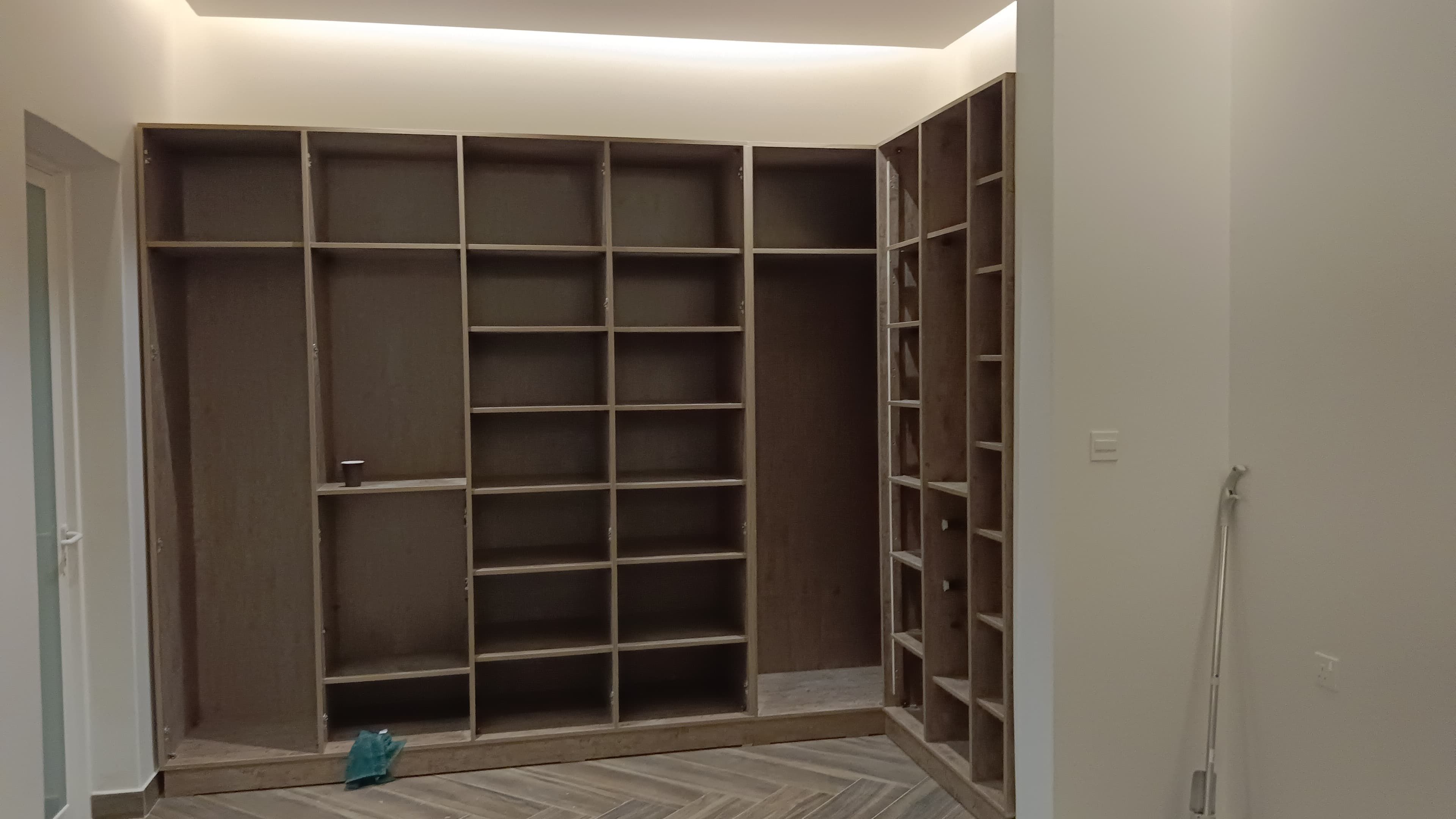 طقم أثاث غرفة نوم متناسق يشتمل على خزانة ملابس متعددة الأبواب، تسريحة تخزين عريضة، وطاولات جانبية صغيرة (كومودينو)، مصممة بخطوط نظيفة ولمسات نهائية مودرن موحدة. - صورة 4