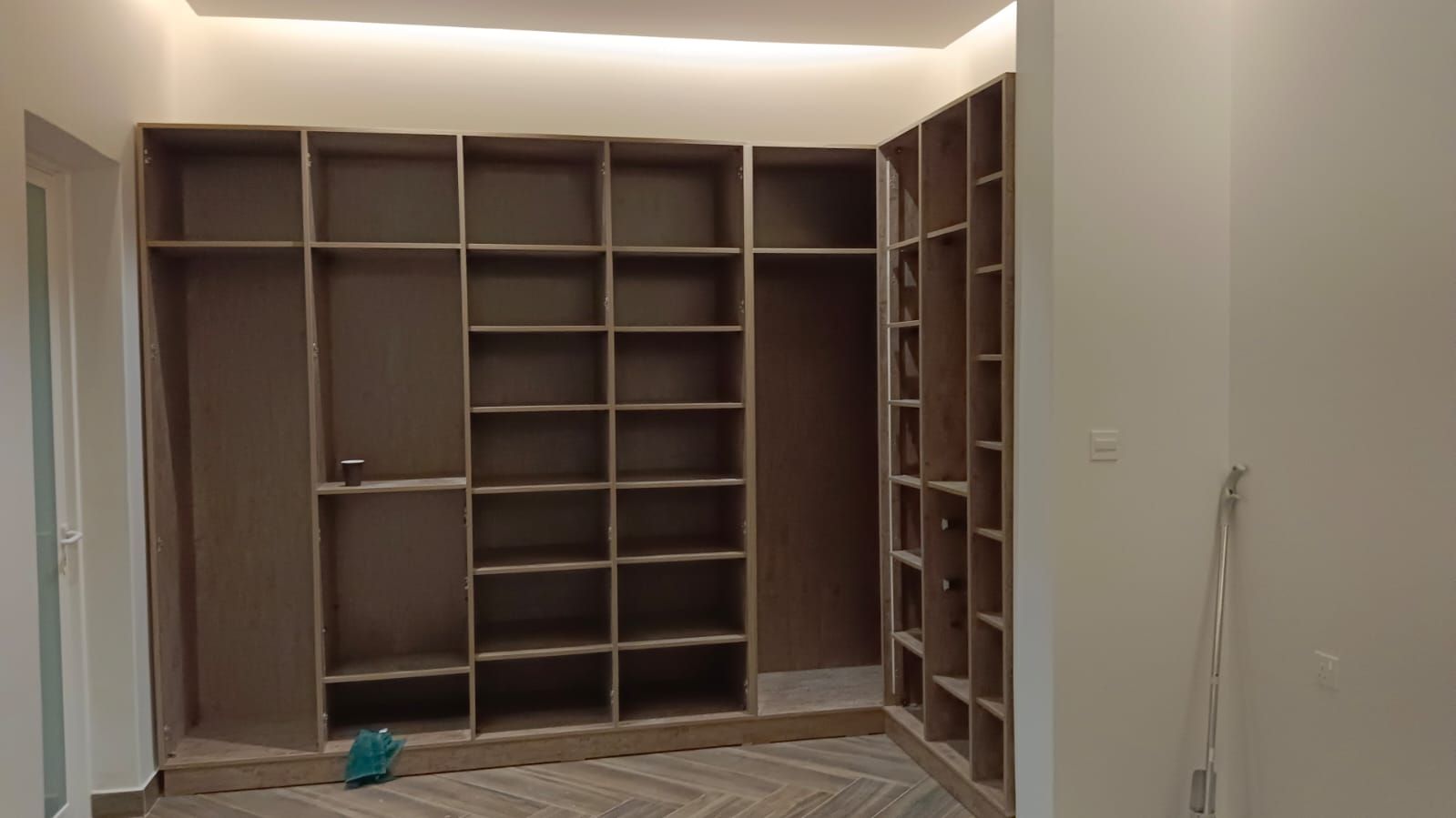 طقم أثاث غرفة نوم متناسق يشتمل على خزانة ملابس متعددة الأبواب، تسريحة تخزين عريضة، وطاولات جانبية صغيرة (كومودينو)، مصممة بخطوط نظيفة ولمسات نهائية مودرن موحدة. - صورة 5