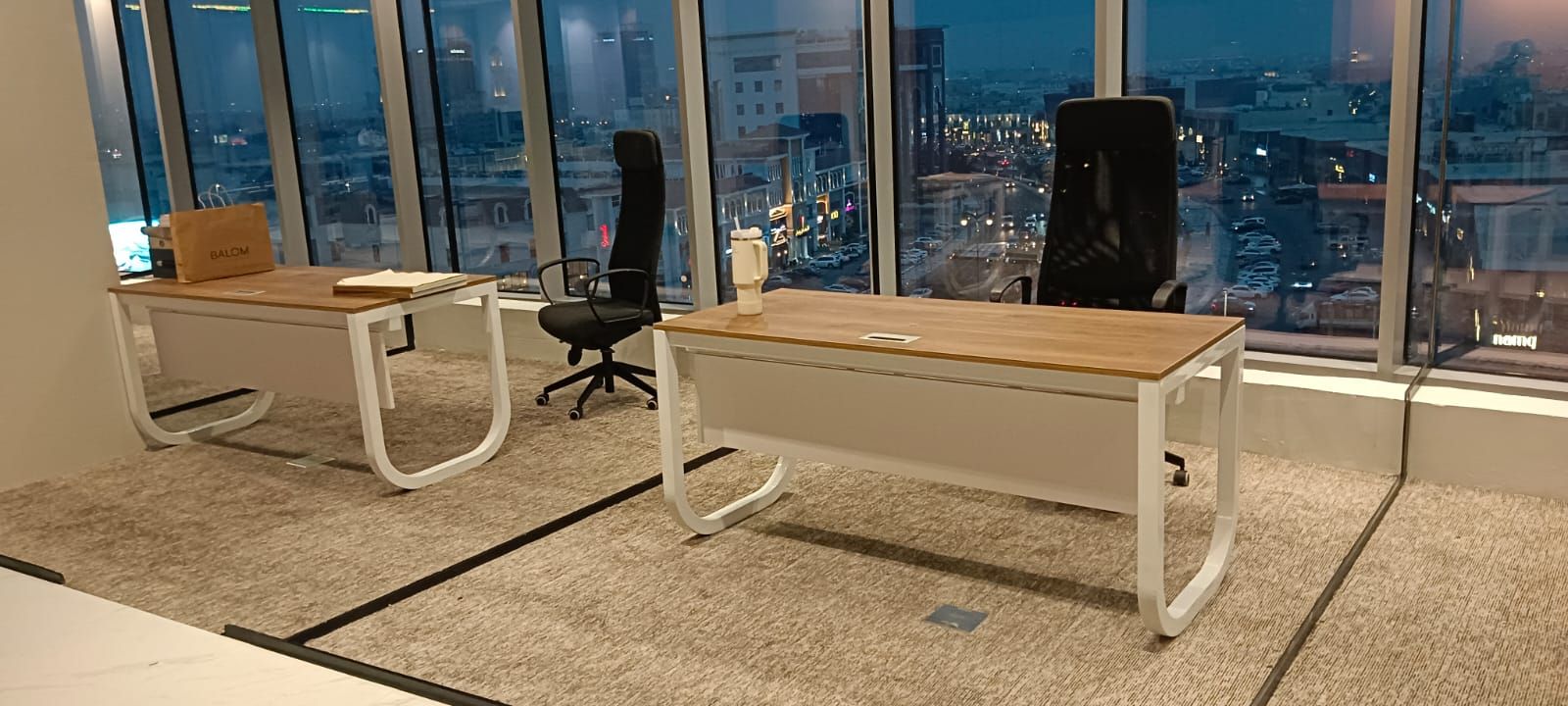 تجهيز مكتب شركات حديث يتميز بمحطات عمل خطية مجزأة تفصل بينها ألواح قواطع مدمجة، متكاملة مع مكاتب تنفيذية مستقلة متطابقة ووحدات أدراج تخزين متحركة أسفل المكاتب. - صورة 3