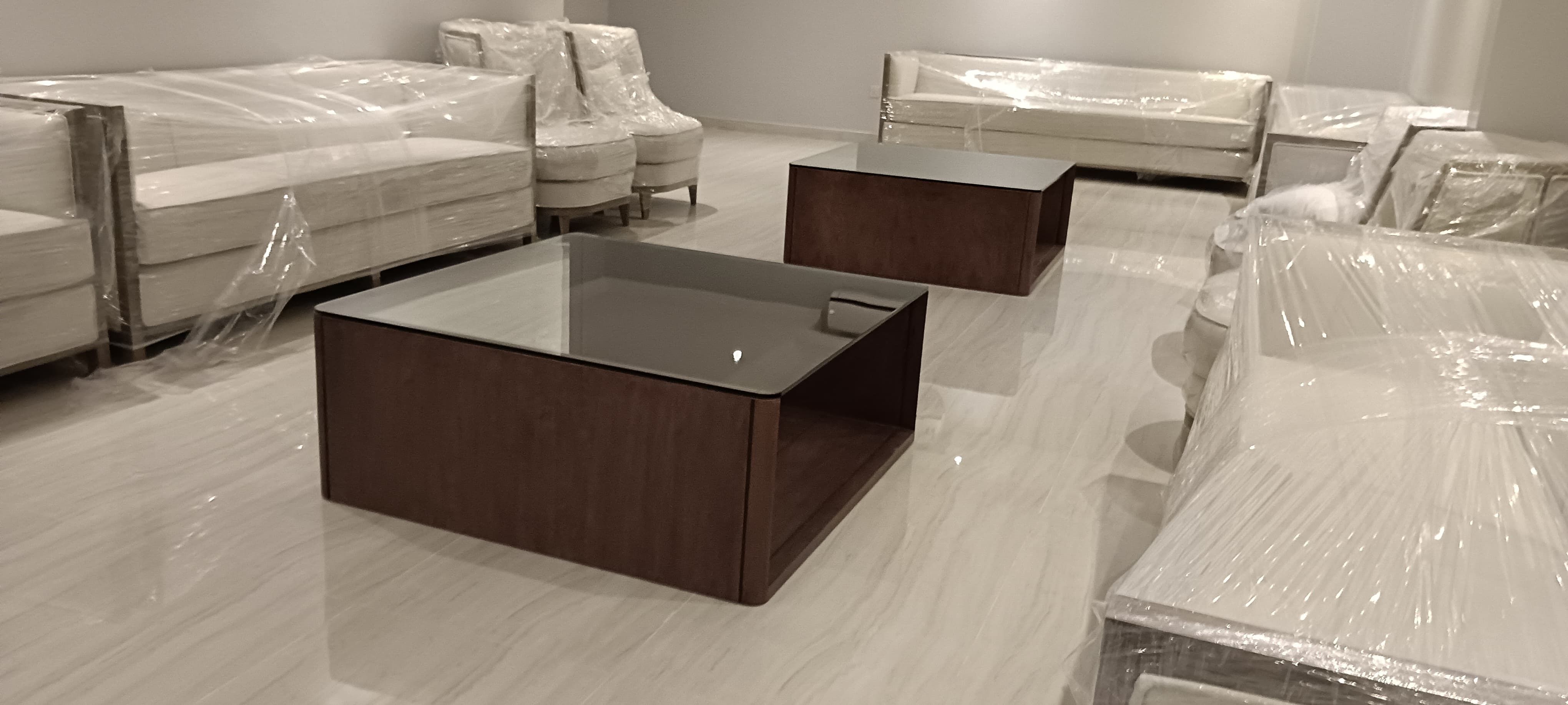 طقم من طاولتي قهوة خشبيتين بتصميم تقليدي يتميز بسطح زجاجي شفاف مدمج، مصمم ليتناسب مع المجالس الكلاسيكية أو غرف المعيشة الرسمية. - صورة 2